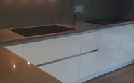 Die sandfarbene 2370 Cashmere Caesarstone Arbeitsplatte