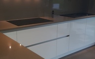 Die sandfarbene 2370 Cashmere Caesarstone Arbeitsplatte