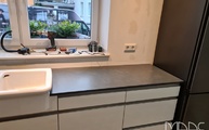 Montage der Charcoal Soapstone Silestone Arbeitsplatte