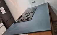 Charcoal Soapstone Silestone Arbeitsplatte auf der Kücheninsel montiert