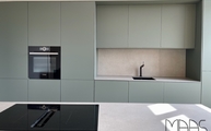 Eukalyptus Farbene Küche mit Concrete Light Infinity Arbeitsplatten und Rückwand