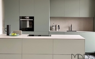 Moderne Küche in Eukalyptus Grün mit Concrete Light Infinity Arbeitsplatten