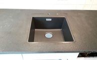 Flächenbündig eingebaute Spüle in der Devil Black Granit Küchenarbeitsplatte
