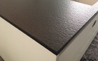 Granit Arbeitsplatten und Wischleisten Devil Black mit Eco Antik Oberflächen