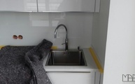 Silestone Arbeitsplatten Eternal Calacatta Gold und Glasrückwand in Köln mit der Spüle