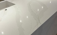 Kücheninsel mit Eternal Calacatta Gold Silestone Arbeitsplatte