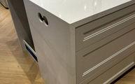 Eternal Calacatta Gold Silestone Seitenwange mit Steckdosenbohrung
