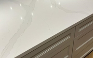Montage der Eternal Calacatta Gold Silestone Arbeitsplatte auf der Kücheninsel