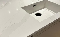 Spüle in der Eternal Calacatta Gold Silestone Arbeitsplatte