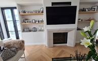 Wohnzimmer in Köln mit Silestone Kaminabdeckplatten Eternal Calacatta Gold