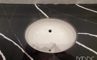 Ovaler Unterbauausschnitt in der Eternal Marquina Silestone Waschtischplatte eingearbeitet