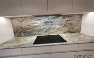 Fusion Granit Arbeitsplatte mit flächenbündig eingebauten Induktionskochfeld