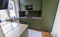 Küche in Köln mit Gaja Moon K-Stone Arbeitsplatten und Glasrückwänden