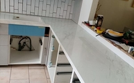 Glem White Porcelanosa Arbeitsplatte unter der Durchreiche