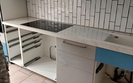 Küche in Köln mit Glem White Porcelanosa Arbeitsplatten