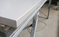 Produktion - Polierte Iconic White Silestone Arbeitsplatte