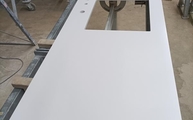 Produktion - Iconic White Silestone Arbeitsplatte mit Bohrungen