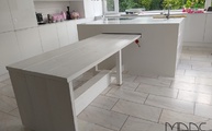 Sitzbank mit der Kücheninsel verbunden: Adak White Quarz Arbeitsplatte und Seitenwange 