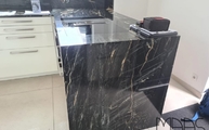 Montage der Belvedere Granit Arbeitsplatten und Seitenwange