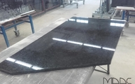 Produktion - Schrägschnitt in der Black Pearl Granit Arbeitsplatte