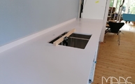 Küchenzeile mit Blanco Zeus Extreme Silestone Arbeitsplatten und Wischleisten
