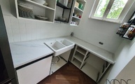 L-förmige Küchenzeile von IKEA mit Glem White Porcelanosa Arbeitsplatten und Wischleisten