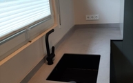 Schwarze Unterbauspüle in der Kovik Dekton Arbeitsplatte