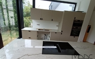 IKEA Küche mit zwei Mont Blanc Quarzit Arbeitsplatten