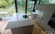 Weiße IKEA Küche in Köln mit Arbeitsplatten in Marmoroptik