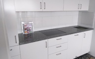 IKEA Küche mit Padang Cristallo TG 34 Granit Arbeitsplatte in Köln montiert