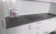 Küchenzeile von IKEA mit Granit Arbeitsplatte Padang Cristallo TG 34