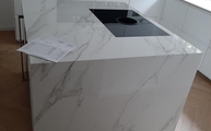 Küche in Köln mit Statuario Michelangelo Level Keramik Arbeitsplatten und Seitenwangen