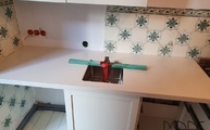 Montage der Compac Quarzagglo Arbeitsplatte Vanille auf die IKEA Küchenunterschränke