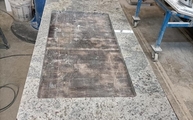 Produktion - Ausschnitt in der Kashmir White Granit Arbeitsplatte