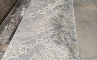 Produktion - Kashmir White Granit Arbeitsplatte mit Gehrungsschürzen