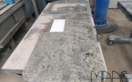 Produktion - Ausklinkungen in der Kashmir White Granit Arbeitsplatte