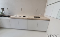 Küchenzeile in Köln mit Kehlheimer Auerkalk beige Naturstein Arbeitsplatten