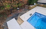 Verkleidung der Keramik Fliesen um den Pool herum