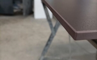 Produktion - Gefaste Kanten der Keranium Dekton Arbeitsplatte