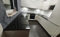 Küche in U-Form mit Kingston Black Granit Arbeitsplatten