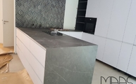 Kücheninsel mit Liem Grey Porcelanosa Arbeitsplatte und Seitenwange 