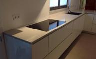 Polierte Caesarstone 5000 London Grey Arbeitsplatte und Fensterbank