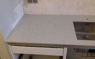 London Grey Caesarstone Arbeitsplatte mit Unterbauausschnitt