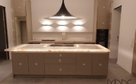 Küche in Köln mit zwei Lumix Crystal Extra Granit Arbeitsplatten
