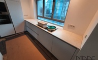 Küche in Köln mit zwei Dekton Arbeitsplatten Lunar