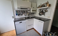 L-förmige Küchenzeile mit Marengo Silestone Arbeitsplatten