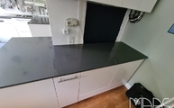 Küchenzeile um die Ecke mit Marengo Silestone Arbeitsplatte