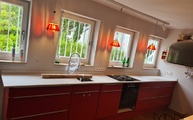 Rote Küchenzeile mit Mirrior White Quarz Arbeitsplatten