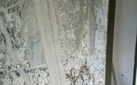 Kölner Badezimmer mit einer Granit Rückwand aus dem Material Mont Bleu