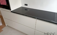 Ceranfeld flächenbündig in die Negresco Granit Arbeitsplatte eingebaut